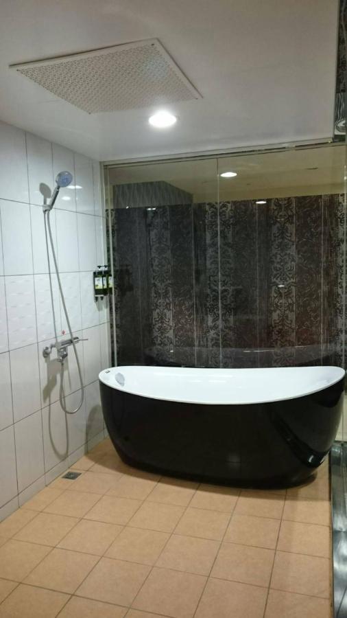 Hosin Hotel Тайджун Екстериор снимка