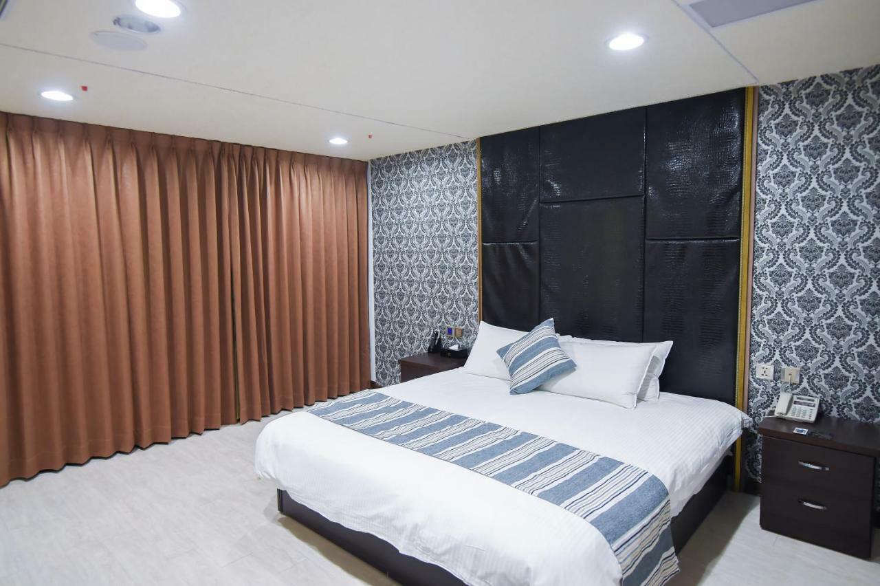 Hosin Hotel Тайджун Екстериор снимка